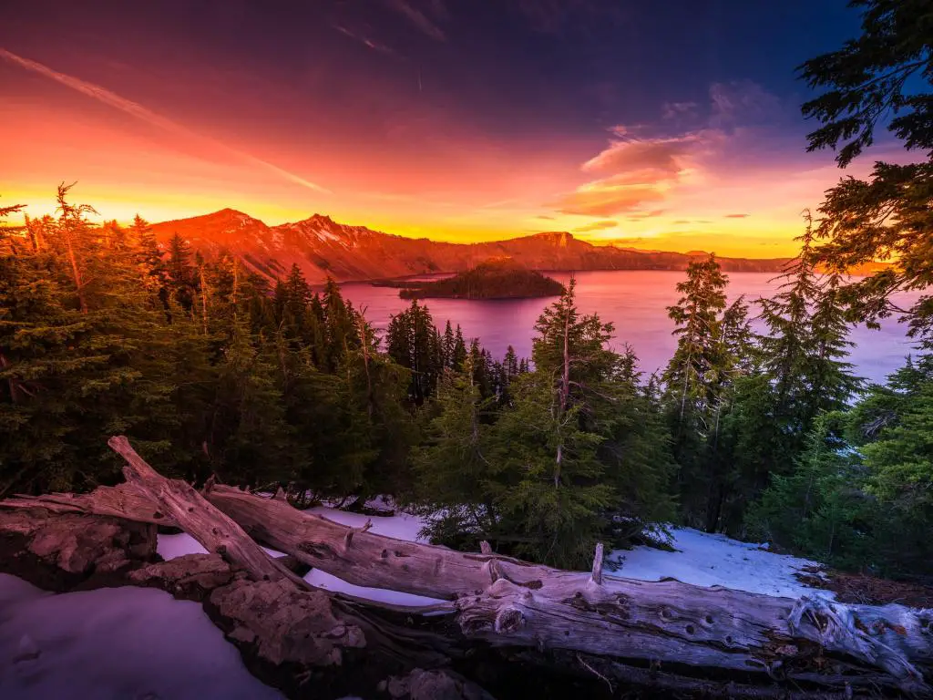 Parque Nacional Crater Lake Wizard Island y Watchman Peak Oregon en una colorida y clara puesta de sol.