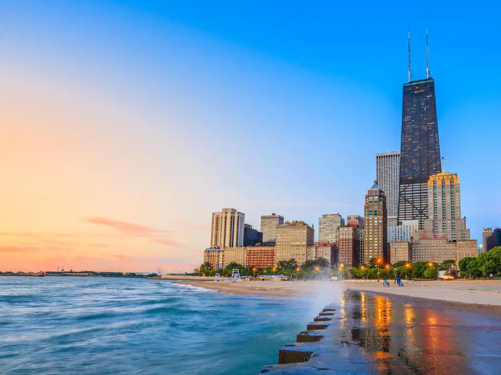 Chicago, EE.UU. tomada desde North Avenue Beach con el horizonte de la ciudad al fondo al atardecer. 