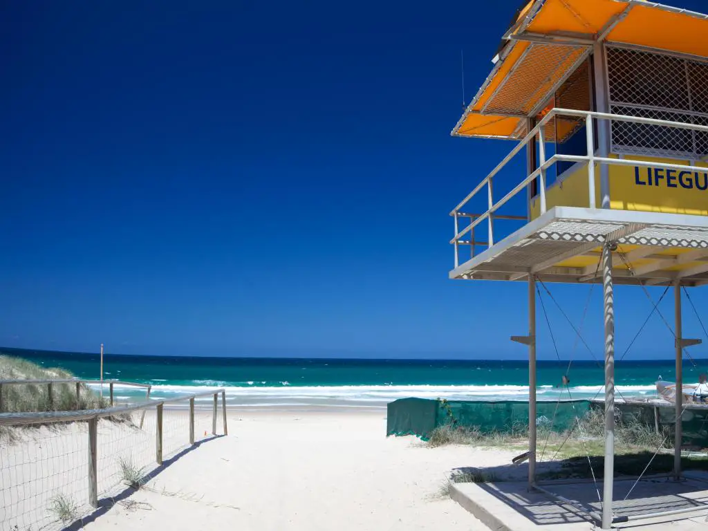 Torre de socorrista en Gold Coast Beach con arena blanca y sin gente, Queensland, Australia