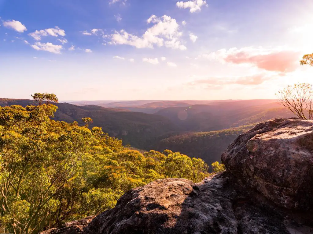 Vista de la puesta de sol a través de laderas boscosas en el parque nacional de Morton, Southern Highlands of NSW, Australia