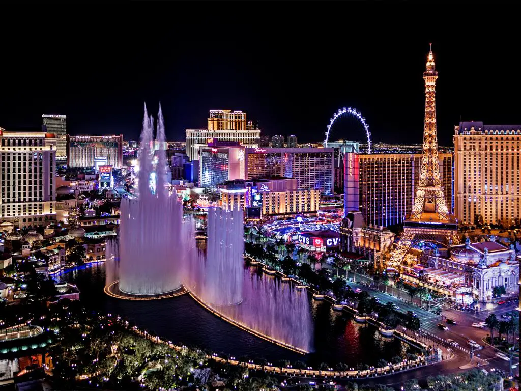 Una vista aérea del rascacielos y la fuente danzante de 8 acres a lo largo del Strip de Las Vegas en Las Vegas Nevada