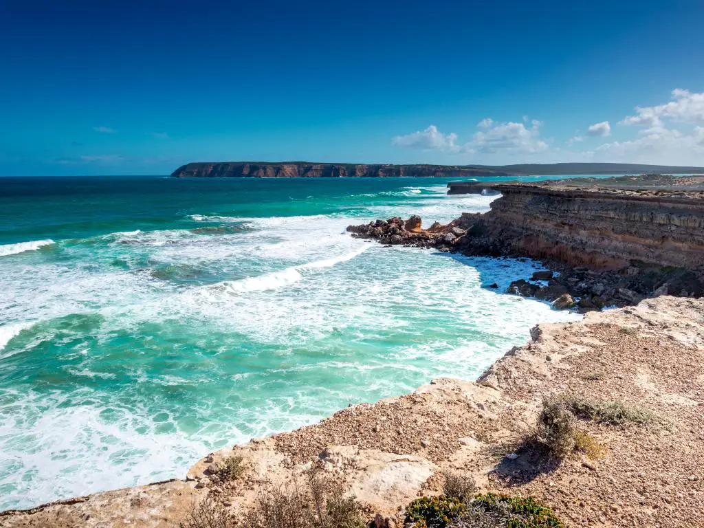 Acantilados imponentes y olas que llegan desde el océano azul profundo a través de Great Australian Bight