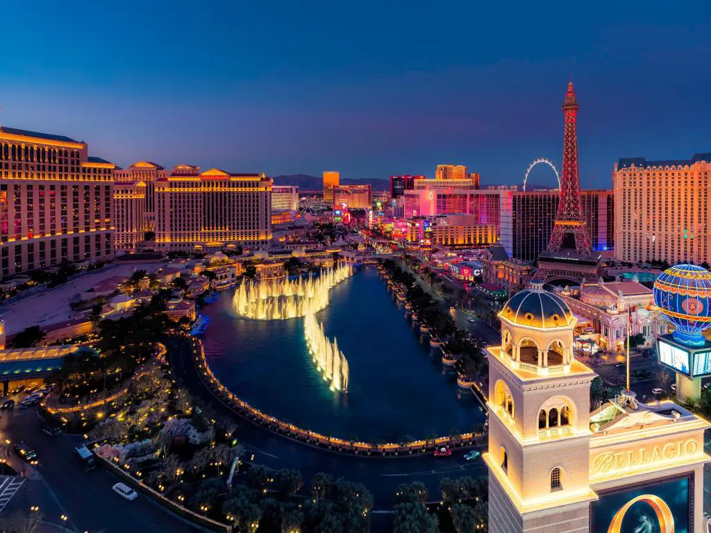Vista de ángulo alto del espectáculo de la fuente y el horizonte de Las Vegas en Nevada al atardecer, EE.UU.