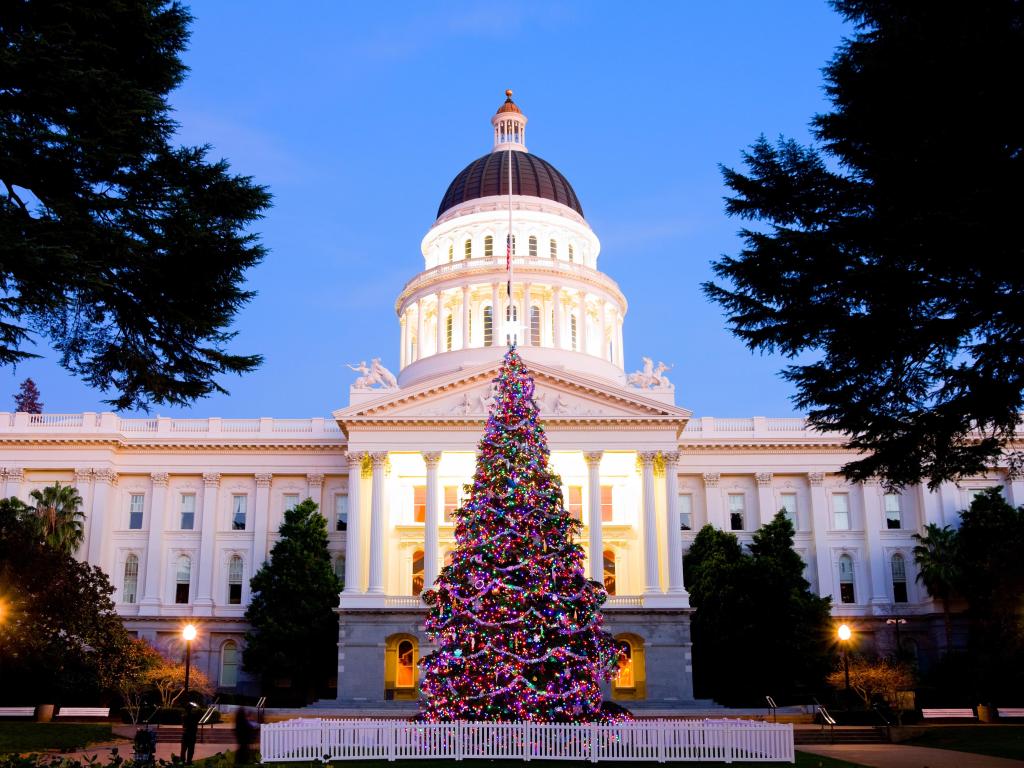 Árbol de Navidad iluminado fuera del edificio del Capitolio en Sacramento por la noche