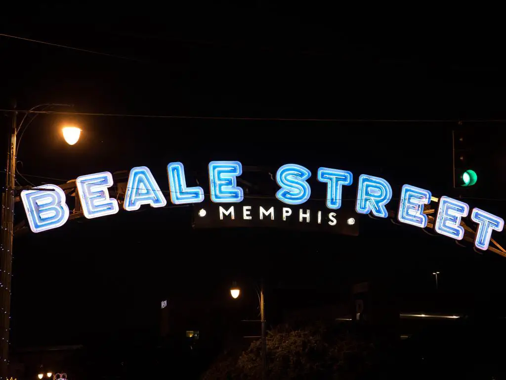 Beale Street, Memphis, cartel iluminado por la noche