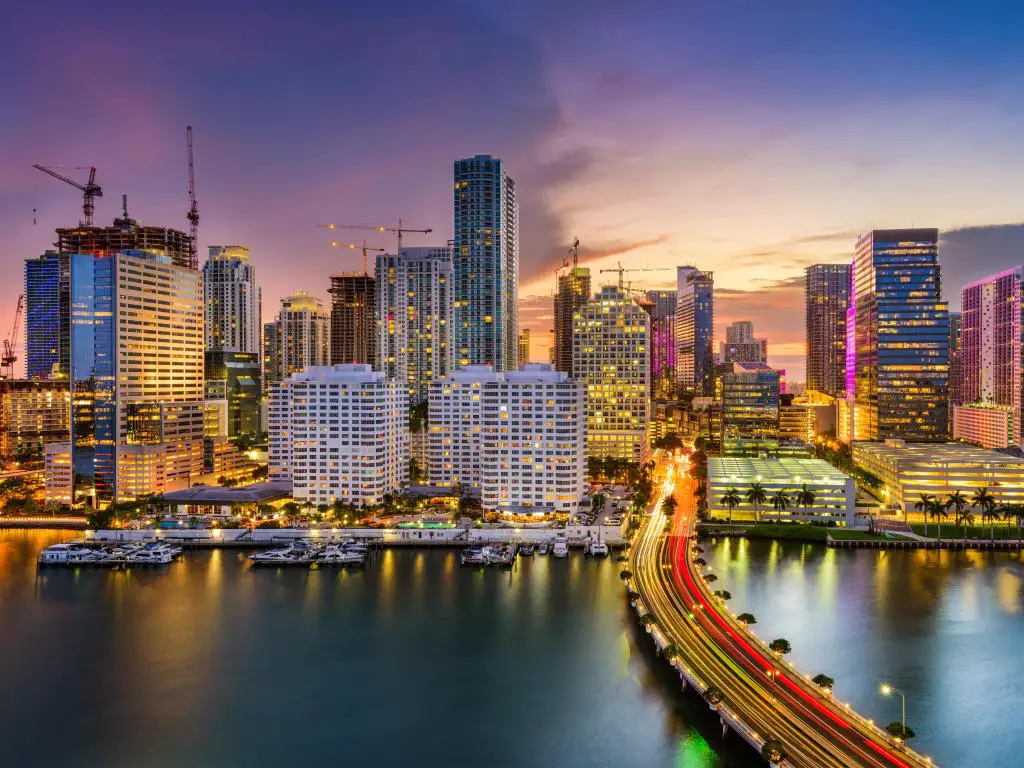 El horizonte de Miami, Florida, EE.UU. en Biscayne Bay al atardecer con un cielo impresionante y los altos edificios de la ciudad iluminados.