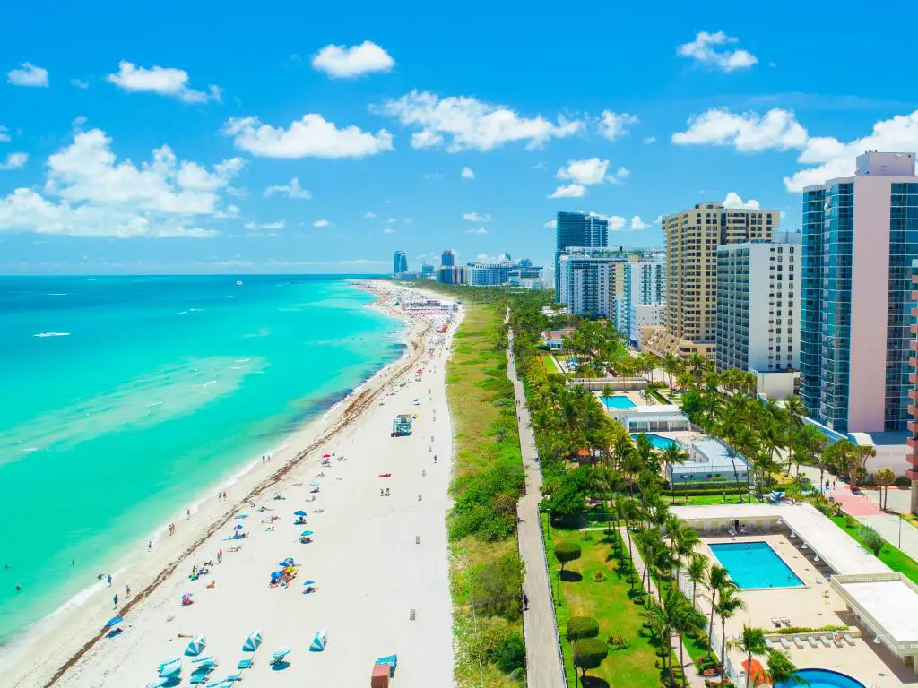 Miami Beach, Florida, EE.UU. tomada como una vista aérea de South Beach con el horizonte a la derecha y el mar turquesa a la izquierda en un día soleado.