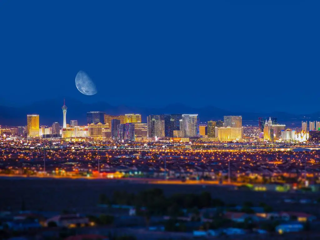 Las Vegas de noche con luna grande