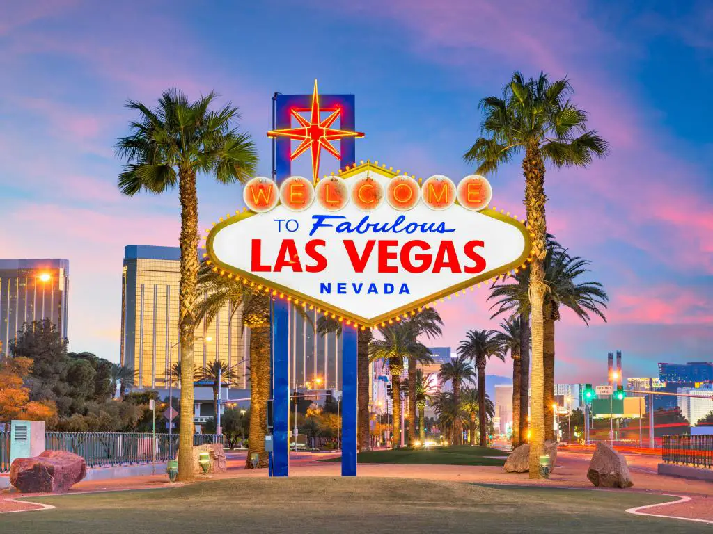 Bienvenido al cartel de Las Vegas iluminado al anochecer