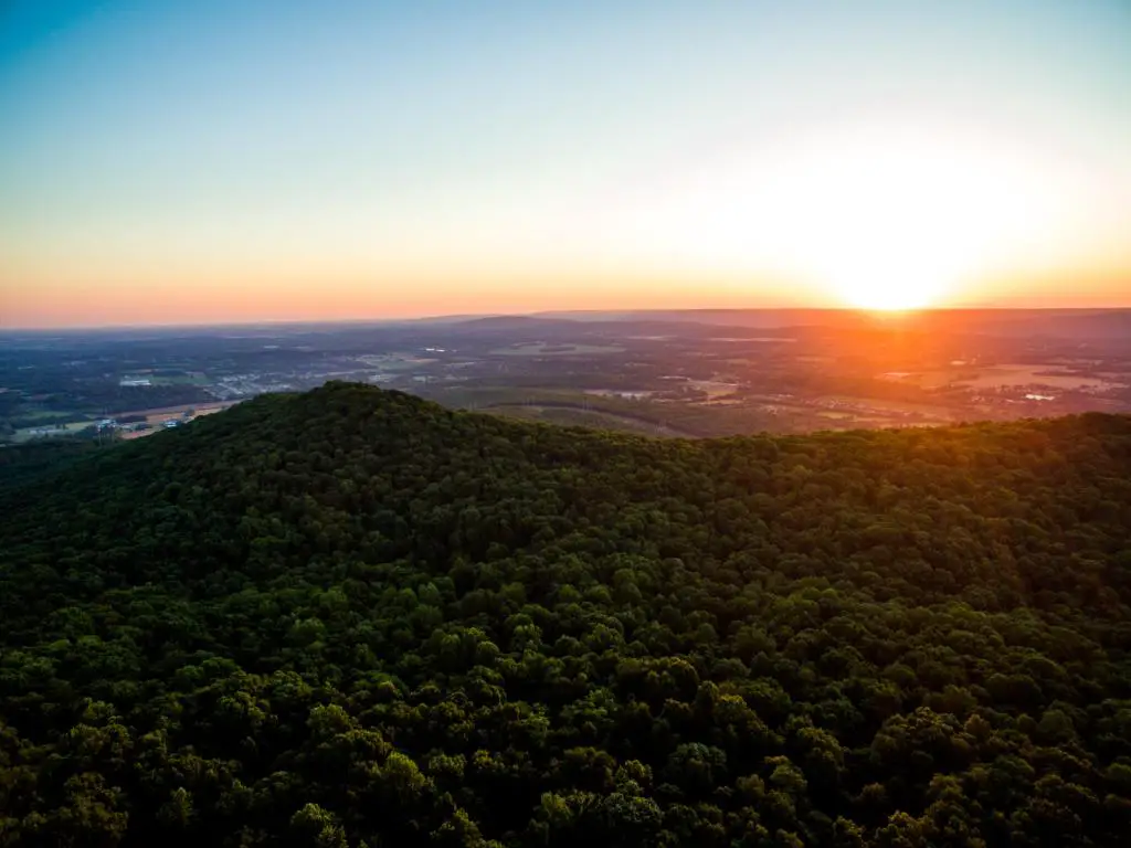 Huntsville, Alabama, con un amanecer sobre la montaña Monte Sano en primer plano y con vistas a la ciudad en la distancia.