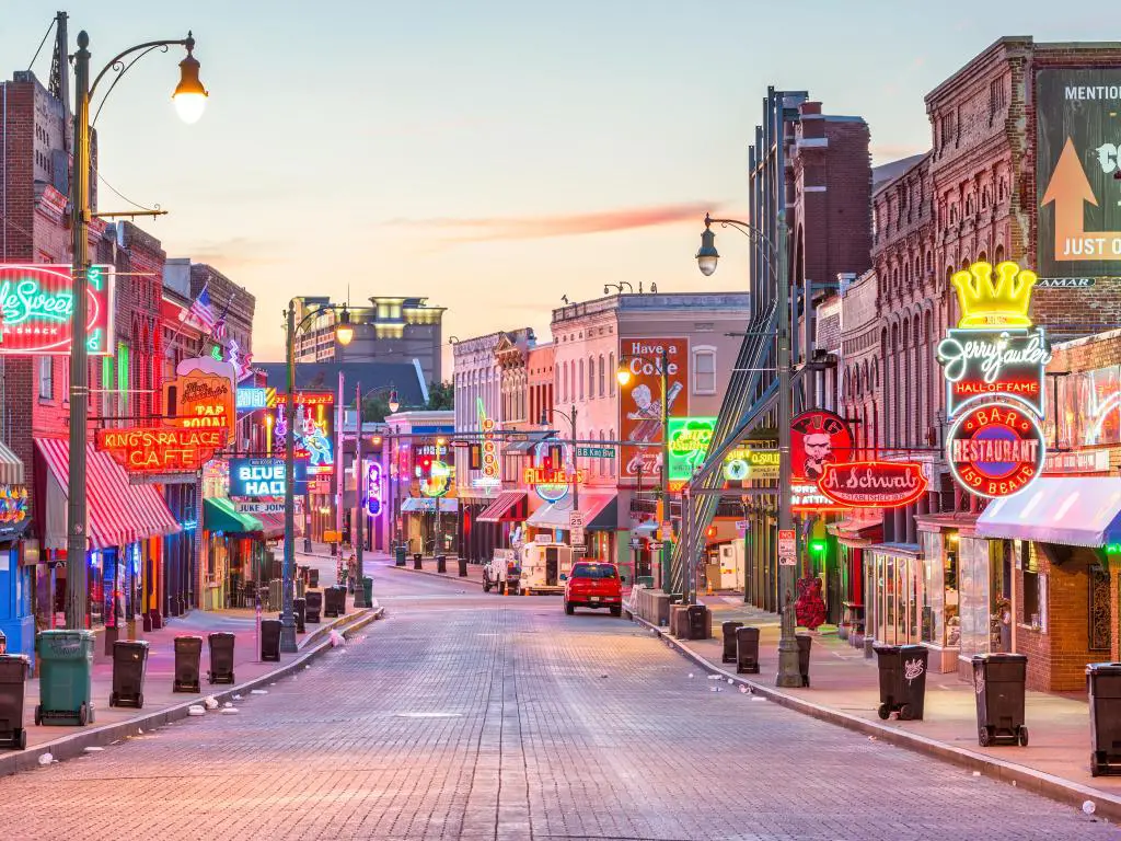 Memphis, Tennessee, con los famosos Blues Clubs en Beale Street al amanecer.