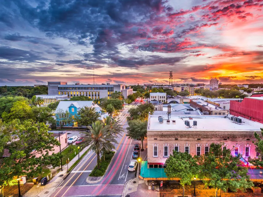 El paisaje urbano del centro de Gainesville, Florida, EE.UU. al atardecer con un cielo impresionante y calles arboladas.