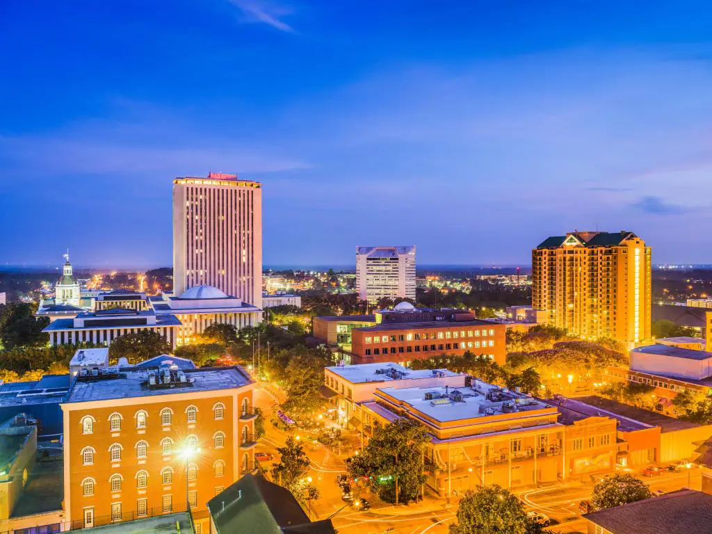 Tallahassee, Florida, EE. UU. Con el horizonte del centro de la ciudad por la noche con luces de la calle y la ciudad brillando en amarillo y el cielo azul oscuro.