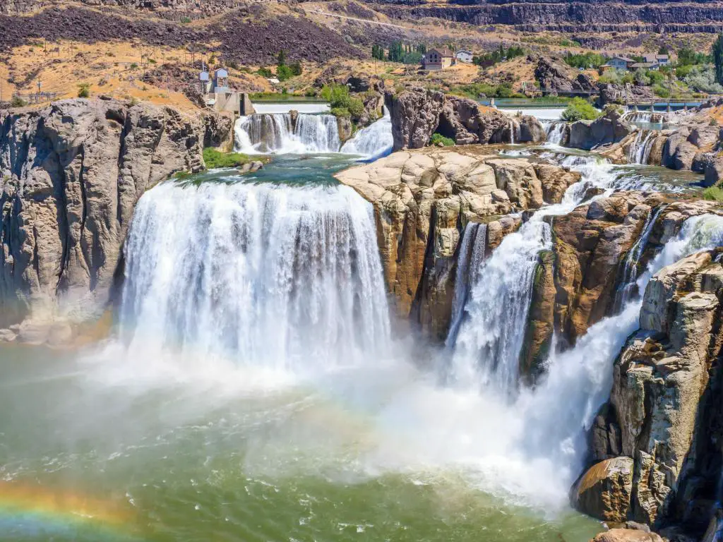 Twin Falls, Idaho con varias cascadas espectaculares en primer plano y otras más pequeñas en segundo plano. 