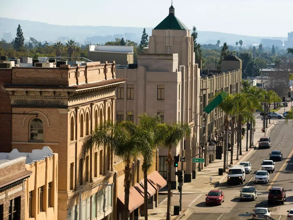 Centro Histórico de Santa Ana bajo el sol con palmeras en primer plano