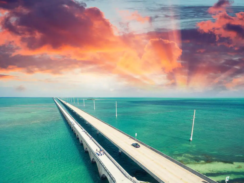 Seven Mile Bridge, Florida con el puente sobre el océano en Keys Islands al atardecer con un cielo espectacular y sobre aguas turquesas. 