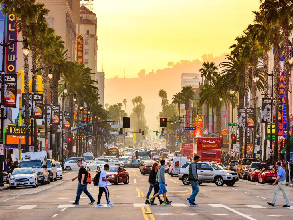 Hollywood Boulevard, Los Ángeles, al anochecer, con cruce de peatones