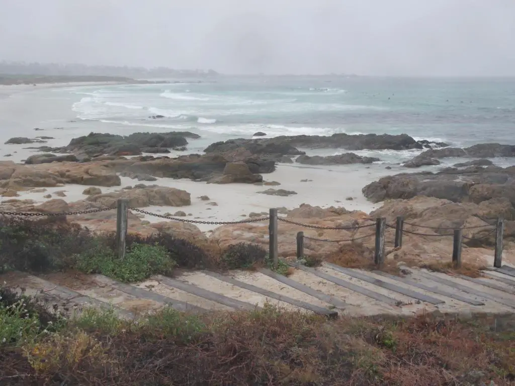 Dunas de arena de Ocean Beach, naturaleza de Monterey, costa brumosa de California, Estados Unidos.  Otoño lluvioso brumoso o clima invernal, cielo nublado gris