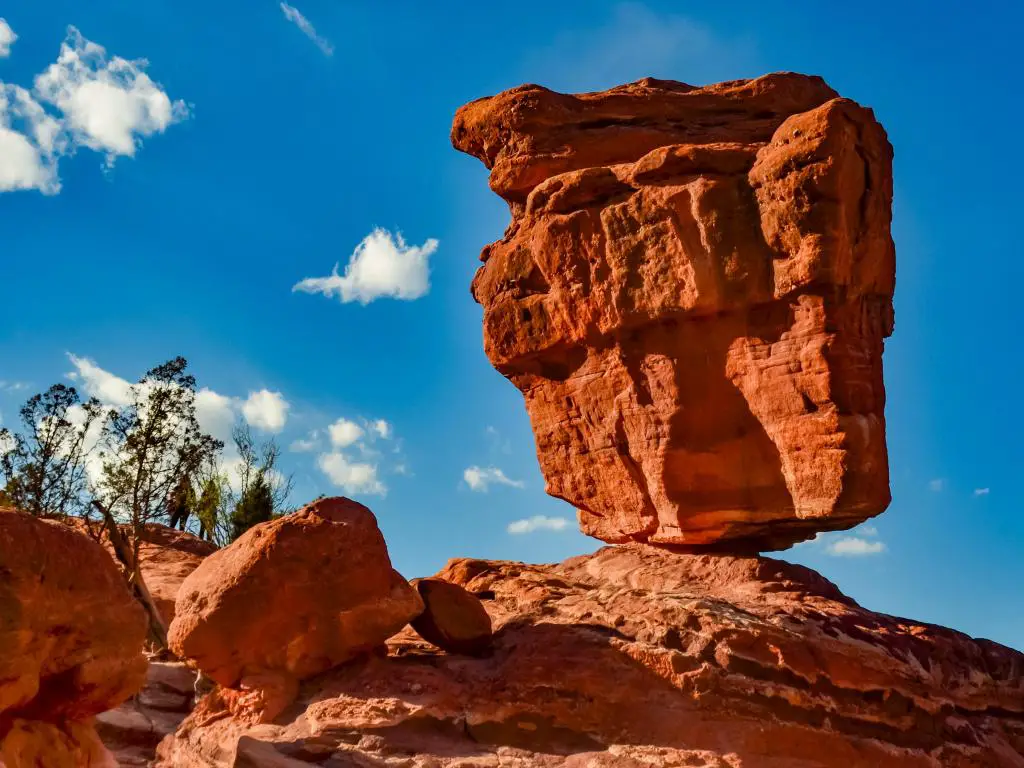 Formación de roca roja: una roca aparentemente equilibrada sobre otra