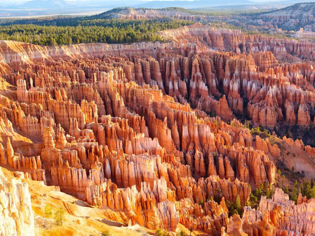 Formación de roca roja en un amplio paisaje