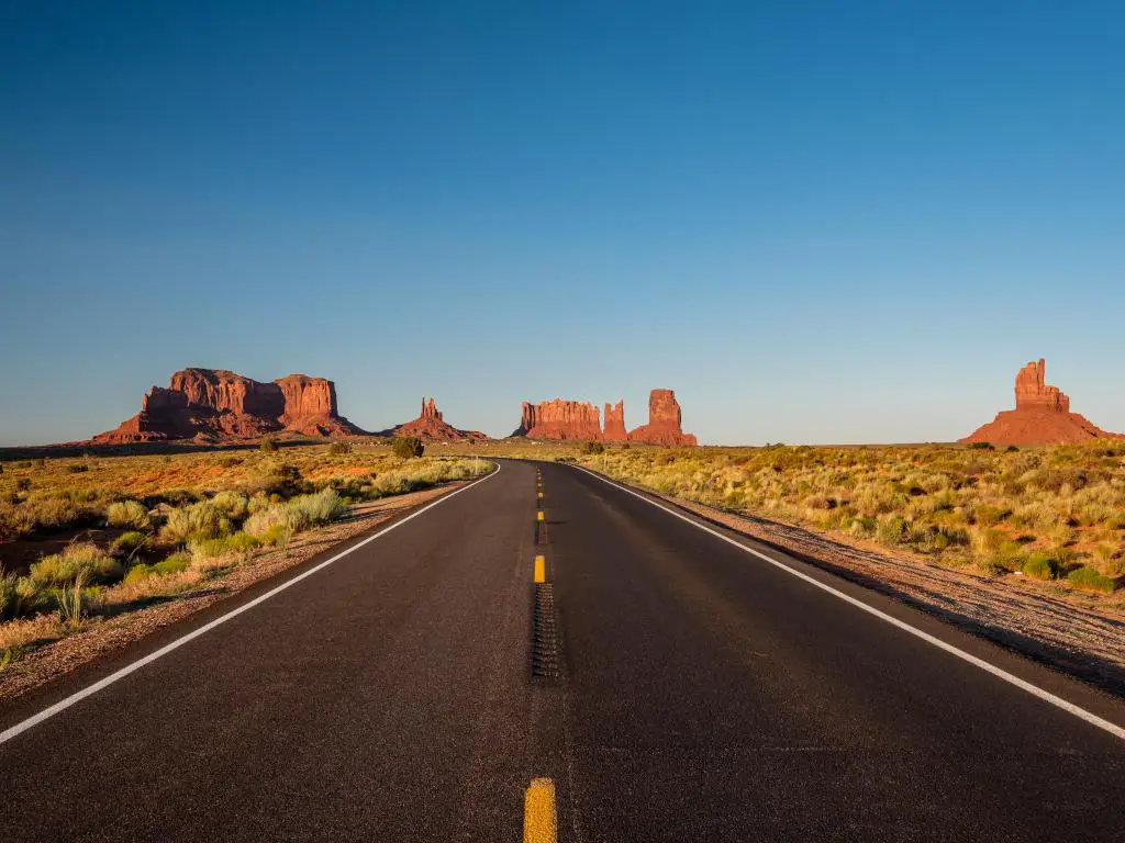 Carretera escénica vacía en Monument Valley, Arizona, EE.UU.
