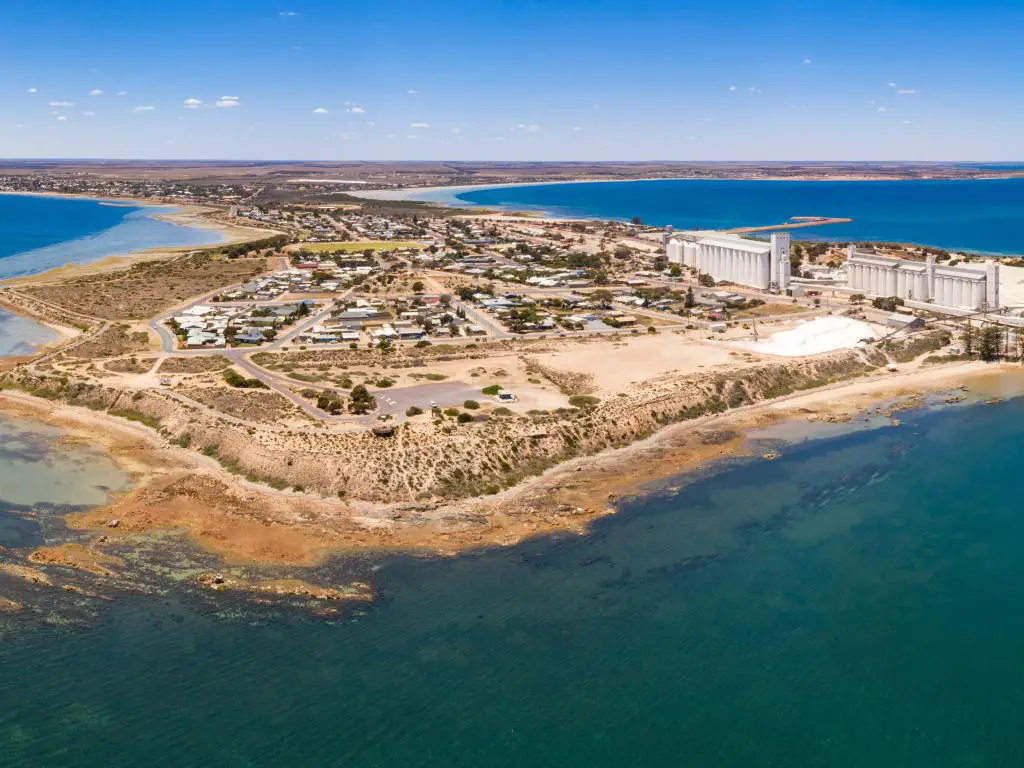 Ceduna, Australia del Sur, tomada como una toma aérea que muestra el puerto y un barco de pesca en el mar rodeado de cielo azul.