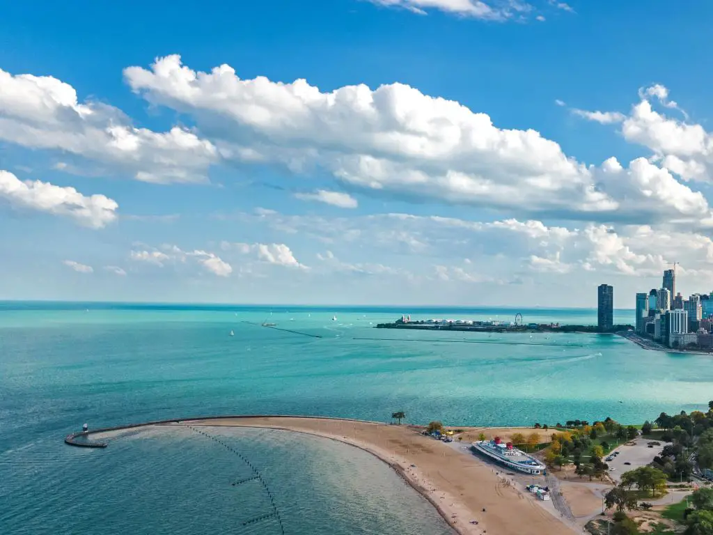 Lago Michigan, Illinois, EE.UU. y la ciudad de Chicago con los rascacielos del centro al fondo y el mar en primer plano, tomados desde una vista aérea.