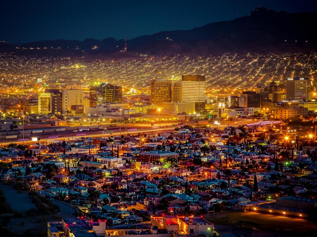 Luces de la ciudad de El Paso después del anochecer, con la montaña al fondo