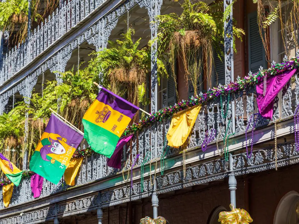 Galerías de rejas en las calles del Barrio Francés decoradas para Mardi Gras en Nueva Orleans, Luisiana