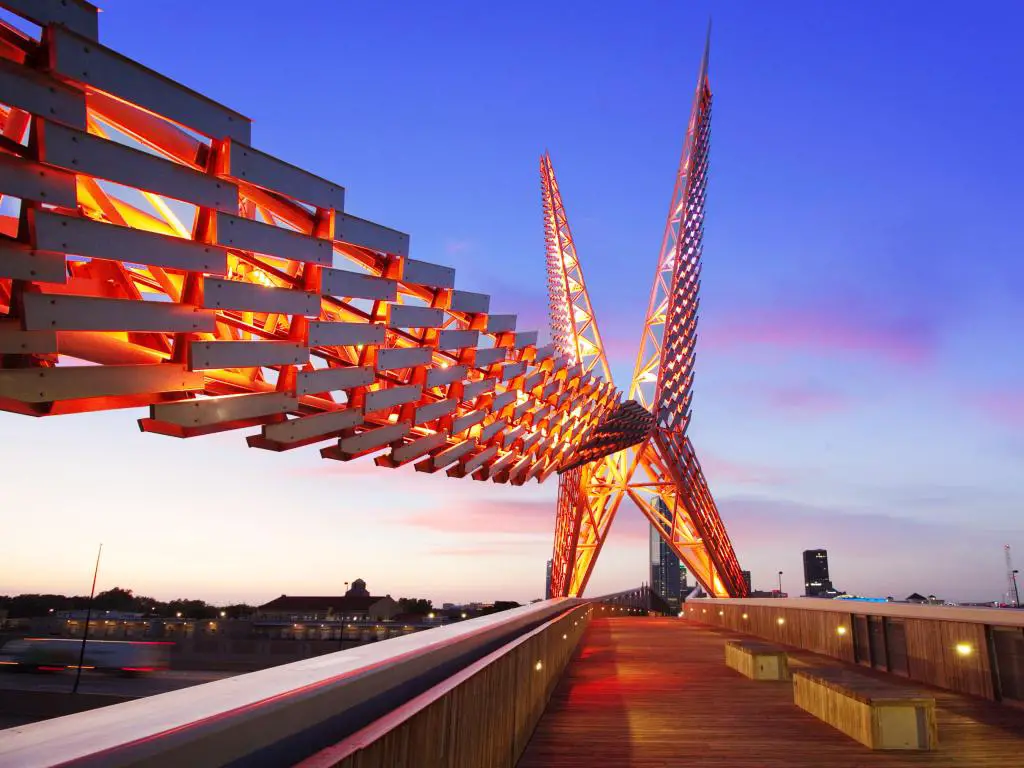 Puente construido con formas angulares de metal rojo