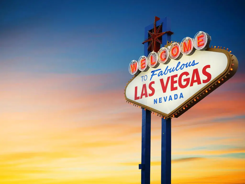 Bienvenido al cartel de Las Vegas iluminado al atardecer