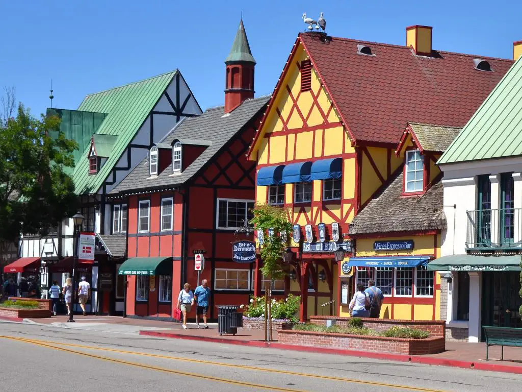 Un pueblo danés en Solvang en California con edificios y techos de colores brillantes.