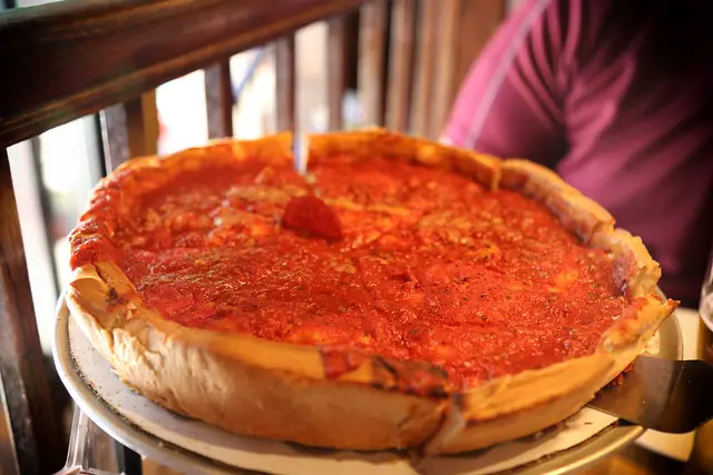 Pizza de plato hondo en Giordanos Chicago