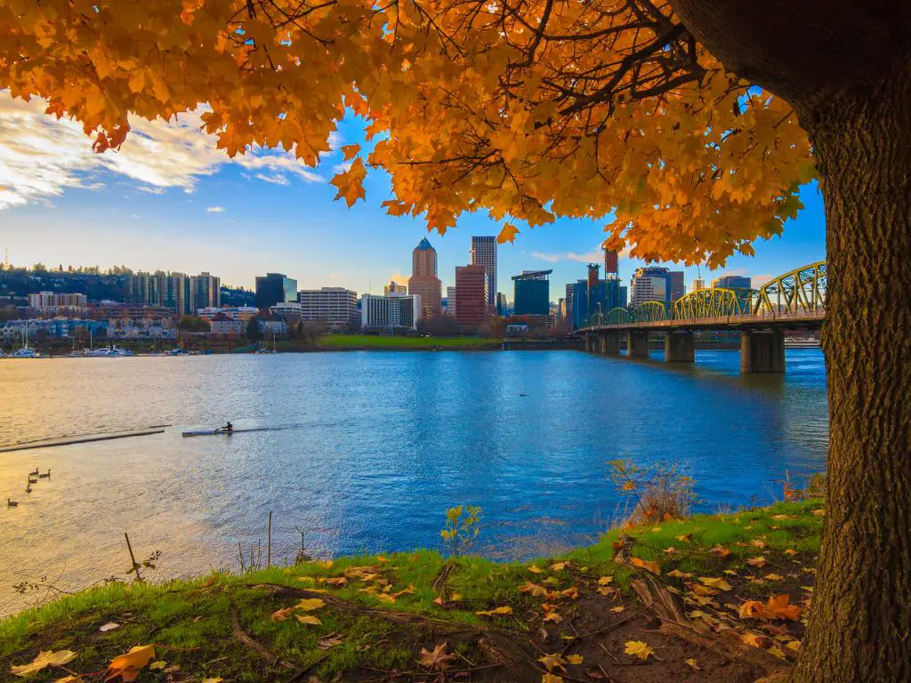 Vista de otoño del río Willamette y Portland, Oregón