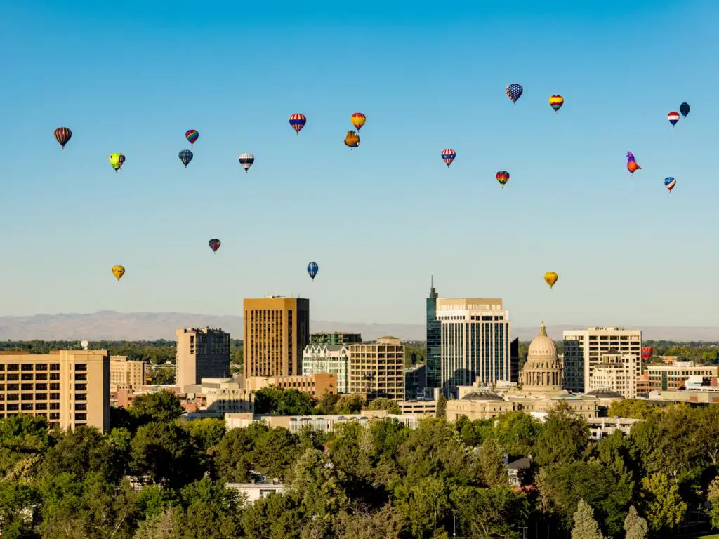 Globos aerostáticos flotan sobre la ciudad durante el Boise Balloon Classic en Idaho