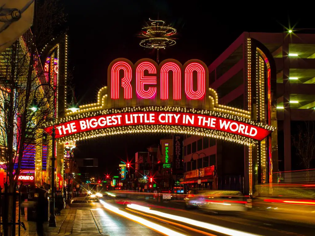 Arco de Reno en el centro de Reno, Nevada