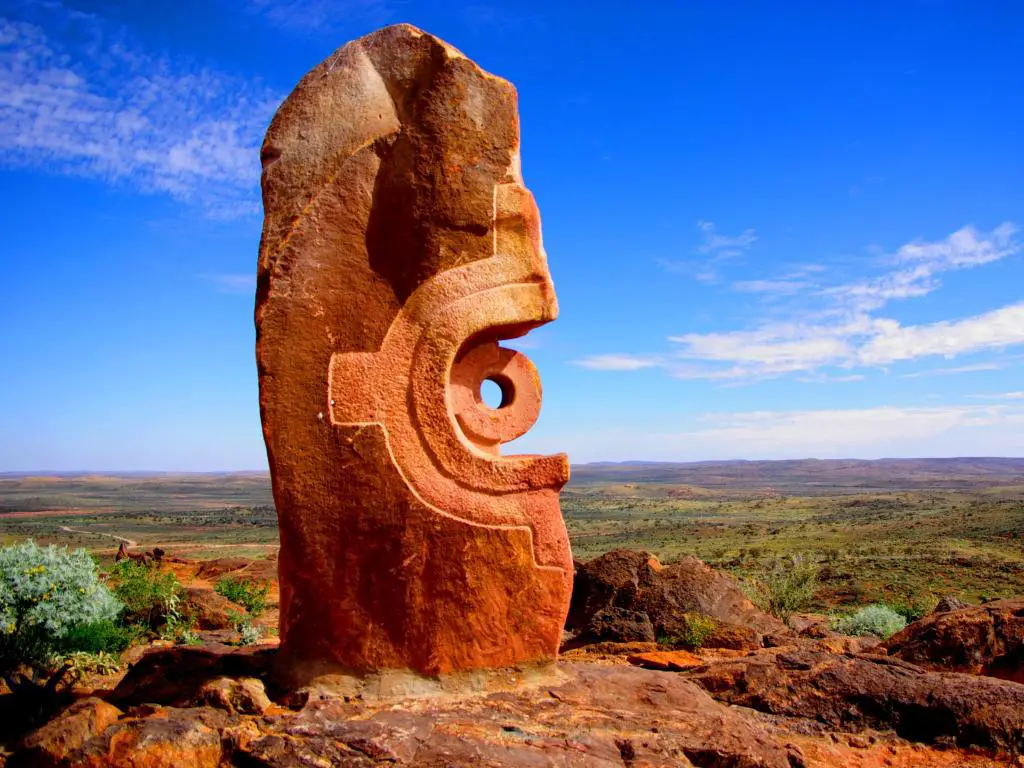 Broken Hill, Australia con una gran escultura con vistas a las llanuras de abajo en un día claro. 