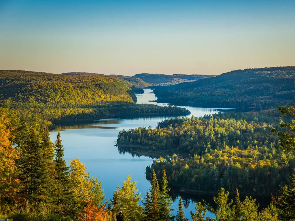 Parque Nacional Mauricie, Quebec, Canadá, con vistas al lago al atardecer en un día de otoño con árboles que bordean el borde del agua. 
