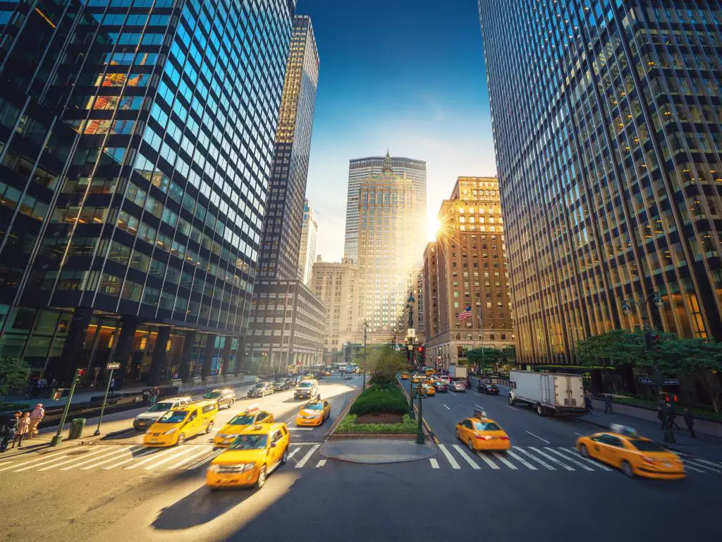 Vista desde Park Avenue en Manhattan, Ciudad de Nueva York.  Vista de Grand Central con un cielo azul arriba y taxis amarillos en la carretera 