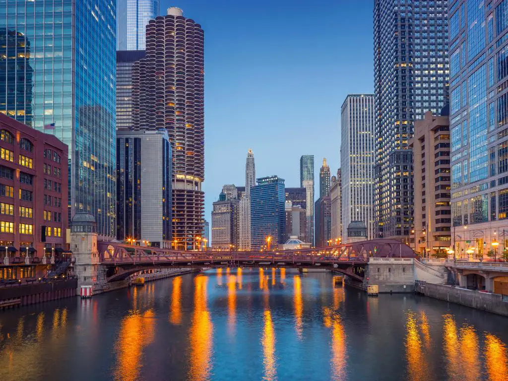 El centro de Chicago en la hora azul del crepúsculo con luces que se reflejan en el agua 