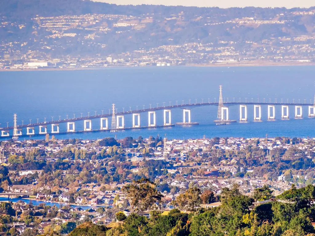 Vista aérea del Puente de San Mateo, con Foster City visible en primer plano y parte del Área de la Bahía de San Francisco en el fondo.