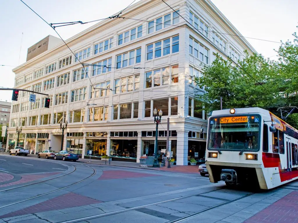 Tranvía recorriendo las calles del centro de Portland, Oregón.