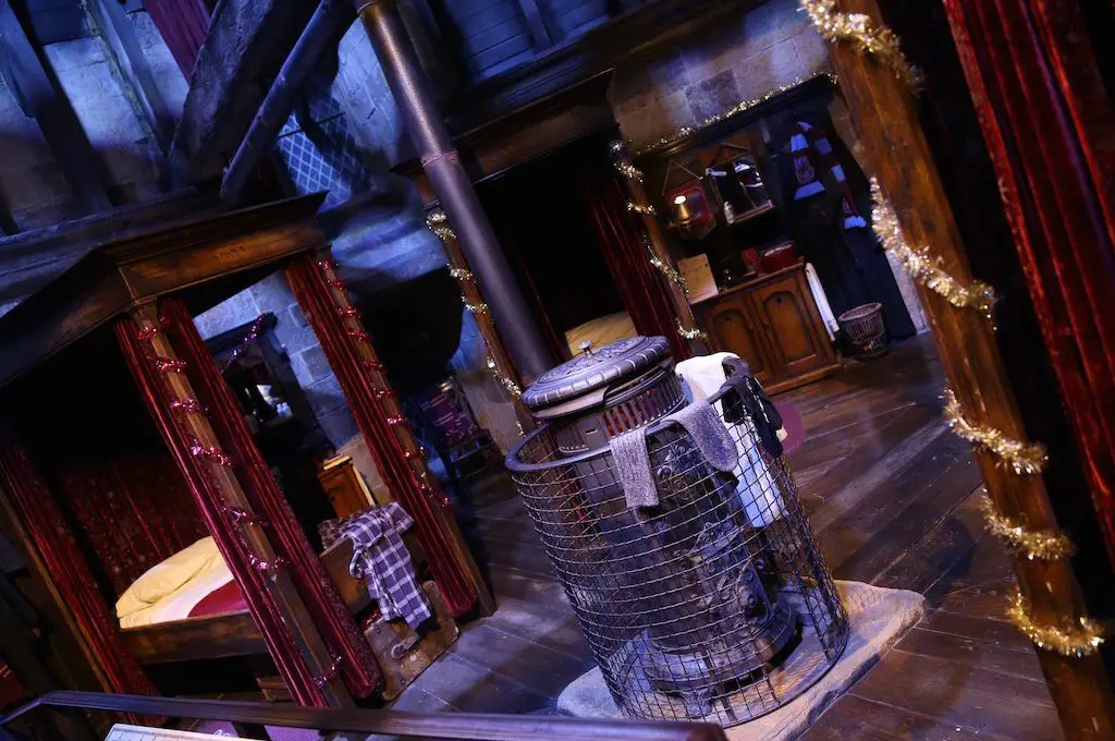 Recorrido por Londres en el dormitorio de niños de Gryffindor Harry Potter 