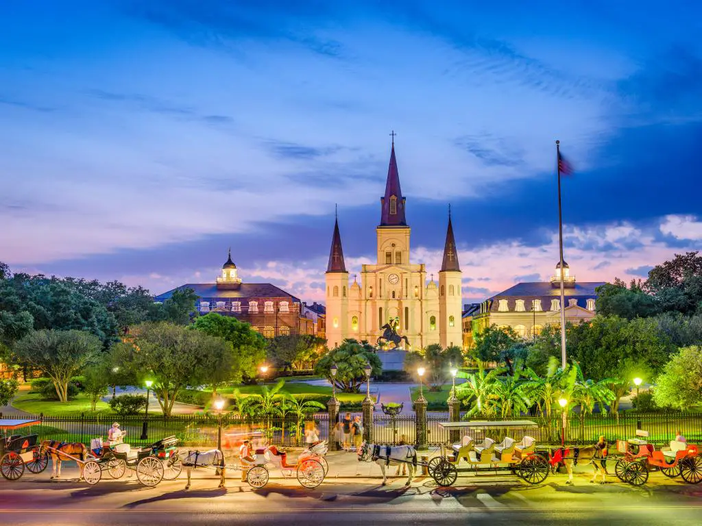 Catedral de St. Louis y Jackson Square en Nueva Orleans, Luisiana