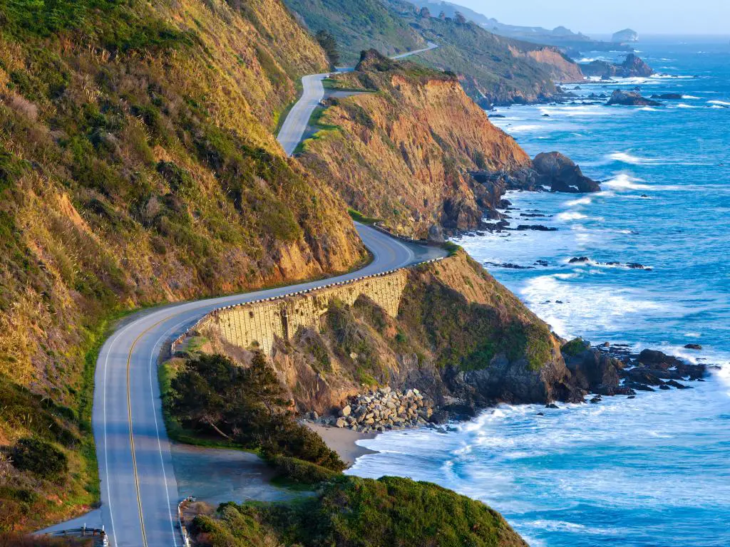 Pacific Coast Highway siguiendo la escarpada costa a través de Big Sur en California.