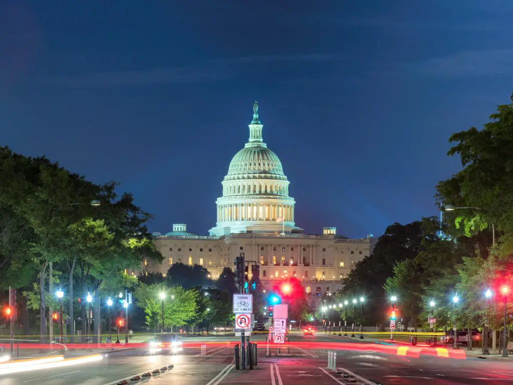 Edificio del Capitolio de EE. UU. por la noche visto desde Pennsylvania Avenue en Washington DC.
