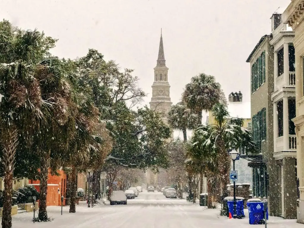 Una calle cubierta de nieve en Charleston, Carolina del Sur.