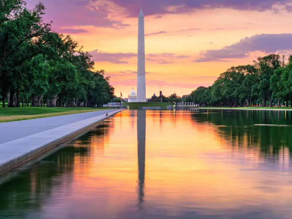 El Monumento a Washington y el edificio del Capitolio al anochecer, visto desde la piscina reflectante.