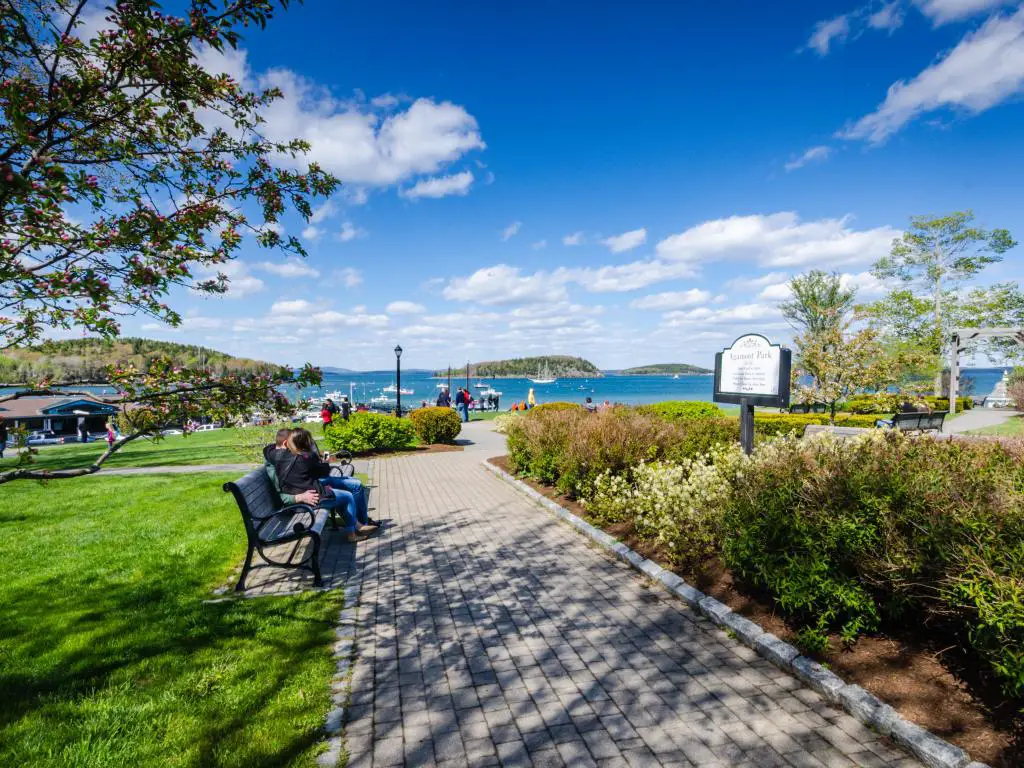 Agamont Park en Bar Harbor, Maine con gente sentada en un banco del parque