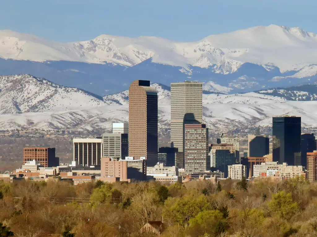 Vista de Denver, Colorado, con una montaña como telón de fondo